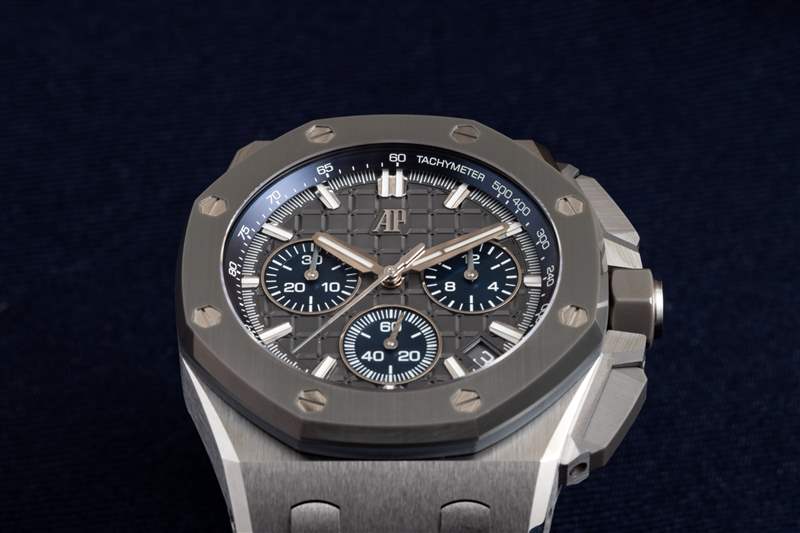 親身體驗(yàn)2021款43毫米皇家橡樹離岸型腕表，搭載自制機(jī)芯4404