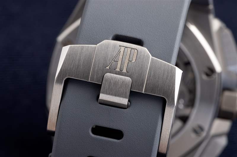 親身體驗(yàn)2021款43毫米皇家橡樹離岸型腕表，搭載自制機(jī)芯4404