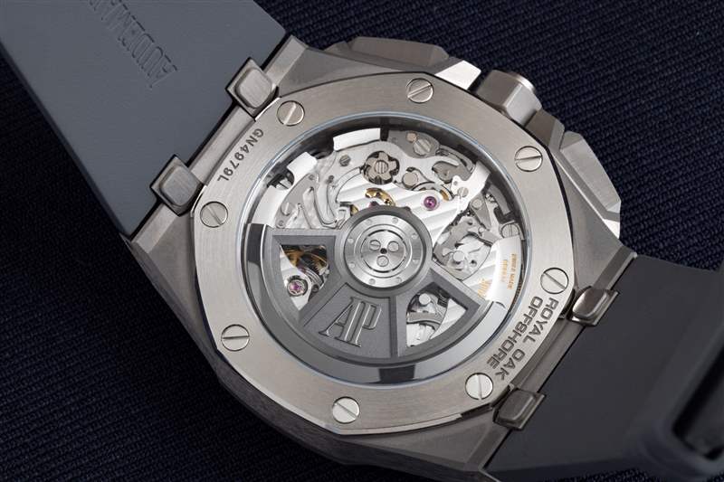 親身體驗(yàn)2021款43毫米皇家橡樹離岸型腕表，搭載自制機(jī)芯4404