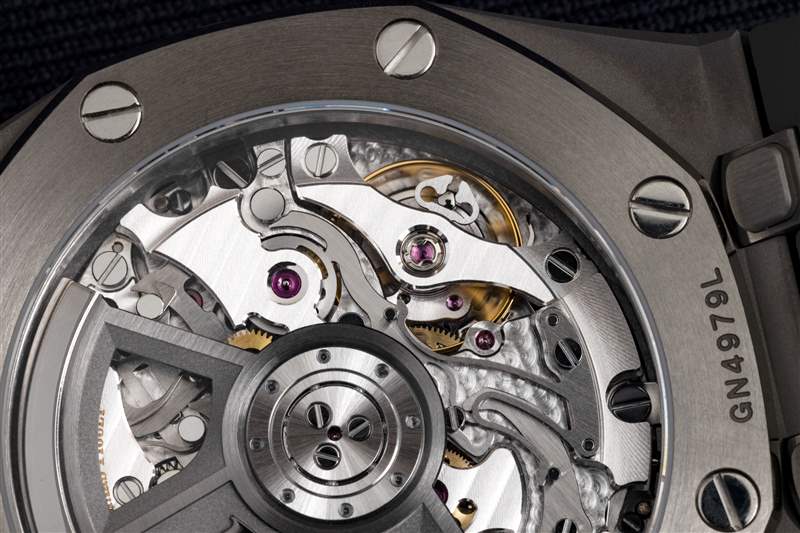 親身體驗(yàn)2021款43毫米皇家橡樹離岸型腕表，搭載自制機(jī)芯4404