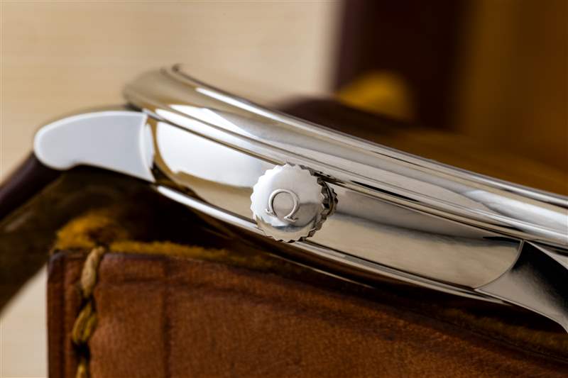 表殼側面，Omega De Ville Prestige Co-Axial，顯示帶有歐米茄標志的表冠