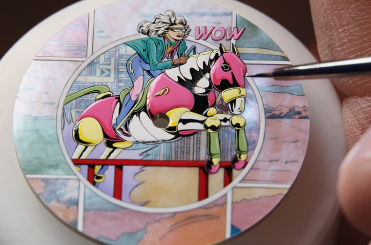 愛(ài)馬仕Arceau限量表于珍珠母貝面盤微繪畫(huà)上漫畫(huà)風(fēng)格絲巾圖案