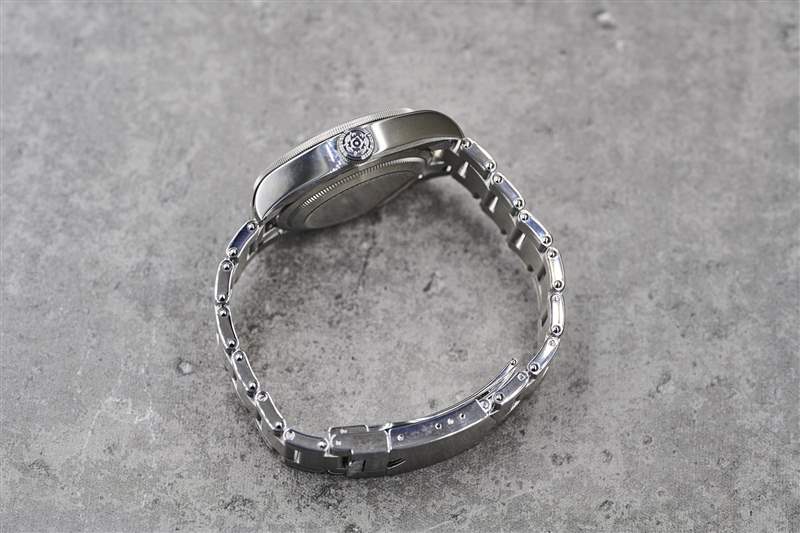 Tudor Black Bay GMT 側(cè)面為白色，側(cè)面照片