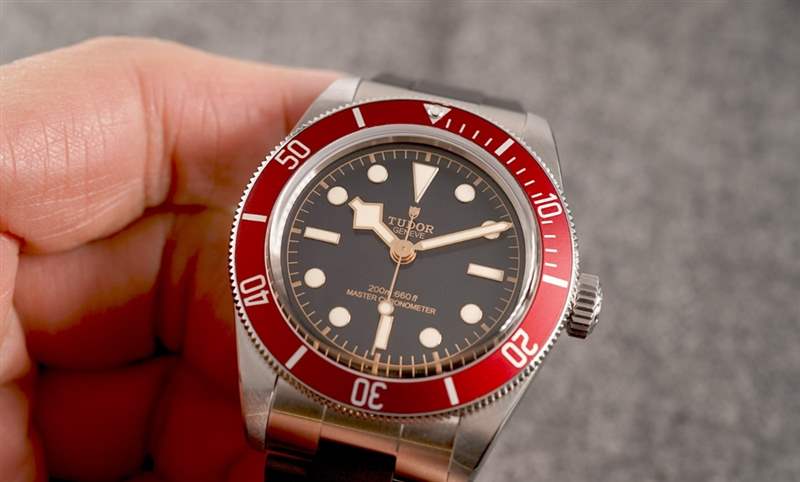 是否有Jubilee鏈帶的表迷？ 帝舵TUDOR Black Bay酒紅圈搭配五節(jié)鏈帶，升級METAS認(rèn)證