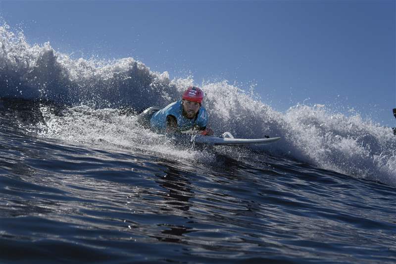 作為 One More Wave 小組的一員沖浪的人