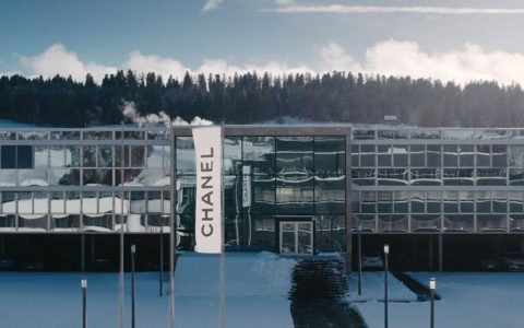 黑白陶瓷J12演繹香奈兒女士風(fēng)采特別版有兩大亮點