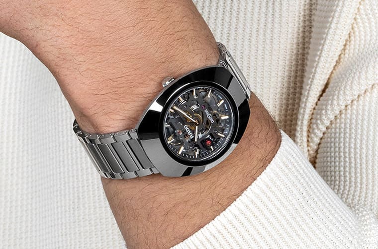 雷達表持續(xù)以獨家材質(zhì)制作DiaStar鉆星系列并升級鏤空機芯