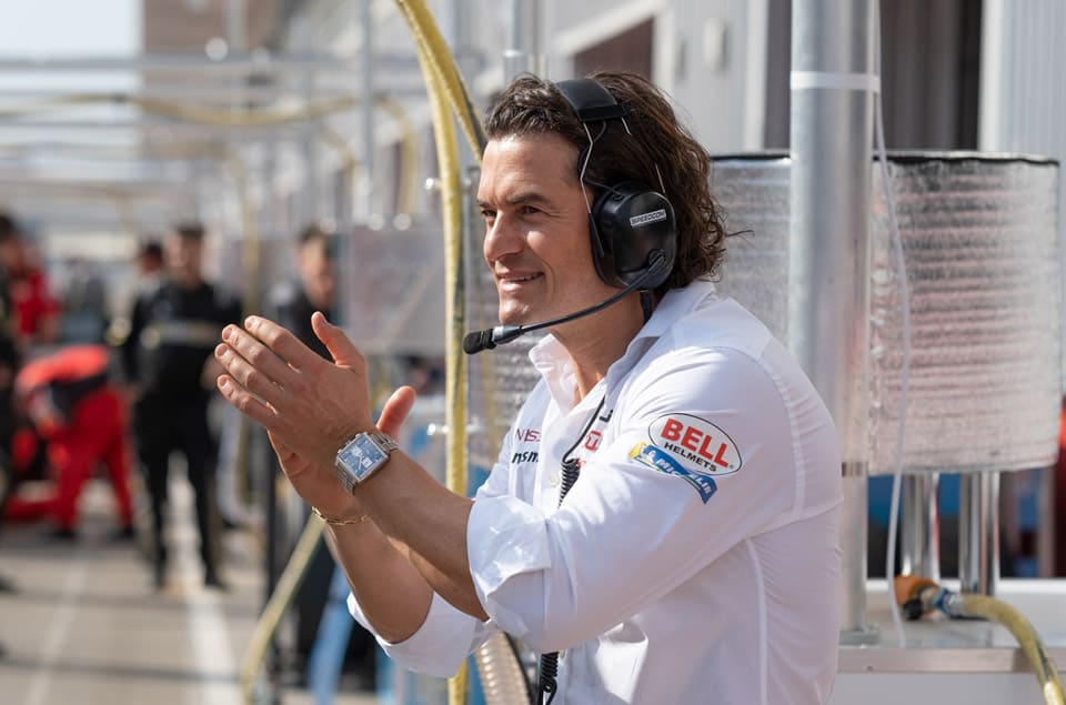 奧蘭多布魯在熱門強片《GT：跨界玩家》中戴了一款超經(jīng)典方形賽車表