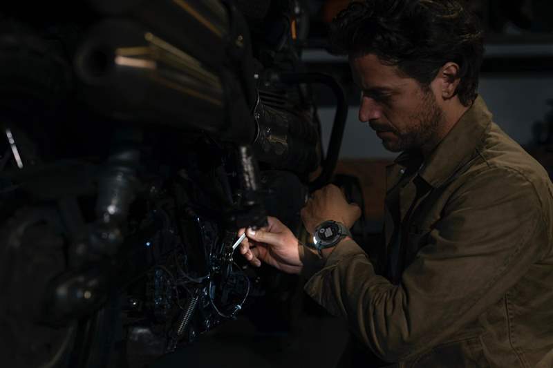 款式也搭載品牌最新獨(dú)家推出LED 手電筒照明功能，擁有四段閃爍光源，讓從事戶外運(yùn)動的玩家就算玩到天黑也不怕摸黑前行。 （Garmin）