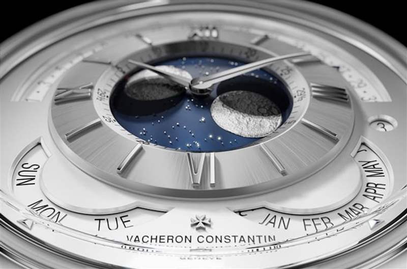 面盤可分成四大區塊，其中南、北半球月相就位在正中央，強烈的立體感強化擬真效果。 （VACHERON CONSTANTIN官網）