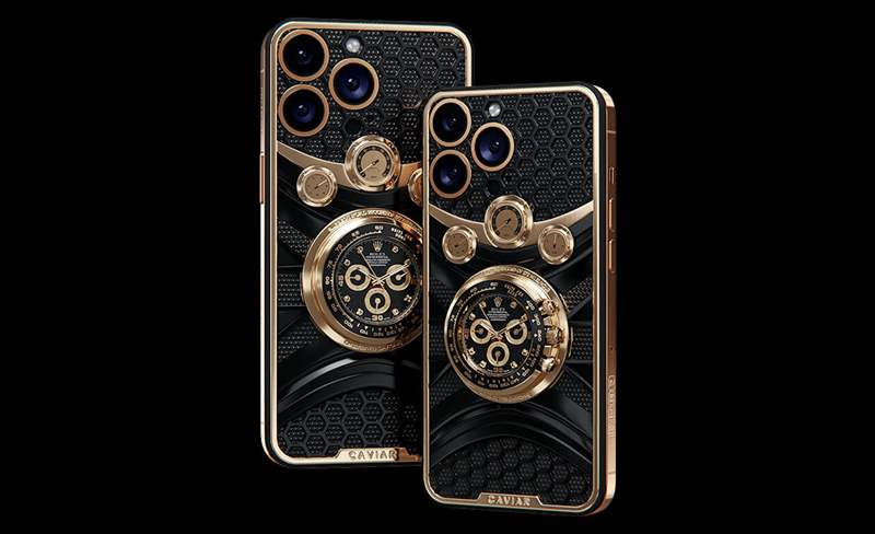 移植在18K 金與鈦金屬材質制成的手機殼上，并以1930 年代經典賽車Campbell's Blue Bird 為靈感打造而成，展現極致奢華。 （Caviar）