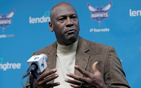 麥可喬丹賣掉NBA黃蜂隊狂賺900多億百萬勞力士相伴輕松看比賽