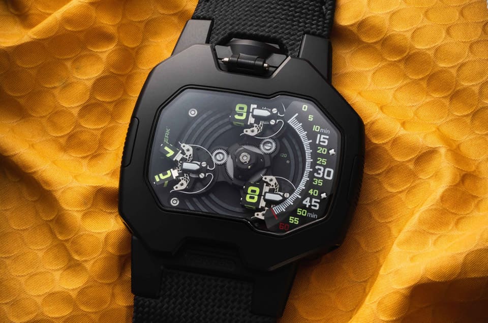 URWERK UR-120系列改換黑色造型詮釋創(chuàng)意衛(wèi)星轉(zhuǎn)頭顯時技術(shù)