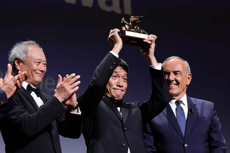 梁朝偉勇奪威尼斯終身成就獎成亞洲首例手上配飾反映個人特質