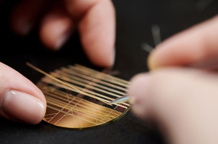 愛馬仕Slim d'Hermès懷表以馬鬃細工鑲嵌搭配雕刻工藝詮釋駿馬絲巾主題