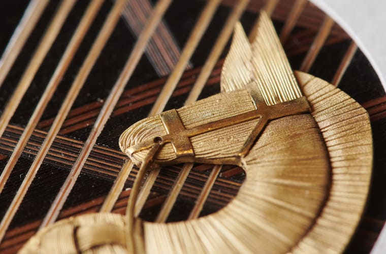 愛馬仕Slim d'Hermès懷表以馬鬃細工鑲嵌搭配雕刻工藝詮釋駿馬絲巾主題