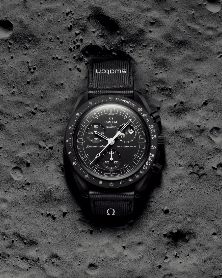 SWATCH黑化版Snoopy現身！ Misson to the Moonphase 「New Moon」將于4月8日正式開賣